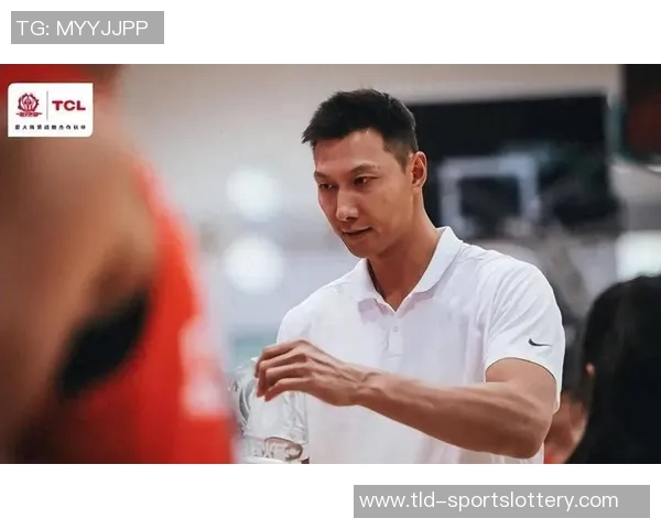 【赛场速递】霸气!易建联再献精彩隔人暴扣 【赛场速递】霸气!易建联再献精彩隔人暴扣