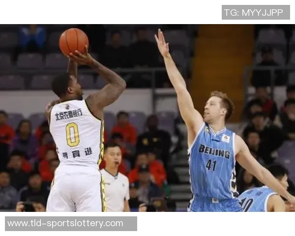 现场震耳欲聋!北京铁血防守终结对阵辽宁五连败 现场震耳欲聋!北京铁血防守终结对阵辽宁五连败