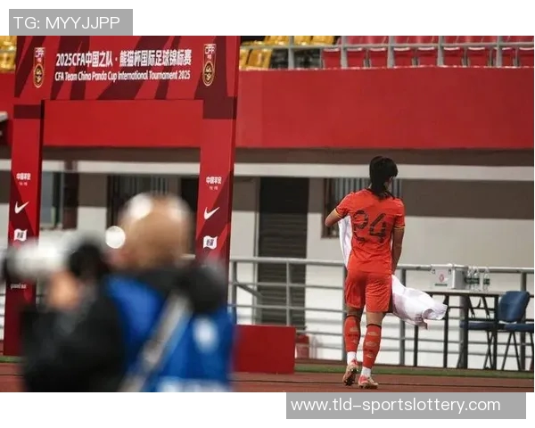 自讨的！回看汪士钦替补10分钟染红：拉倒+怒推场下继续口吐芬芳