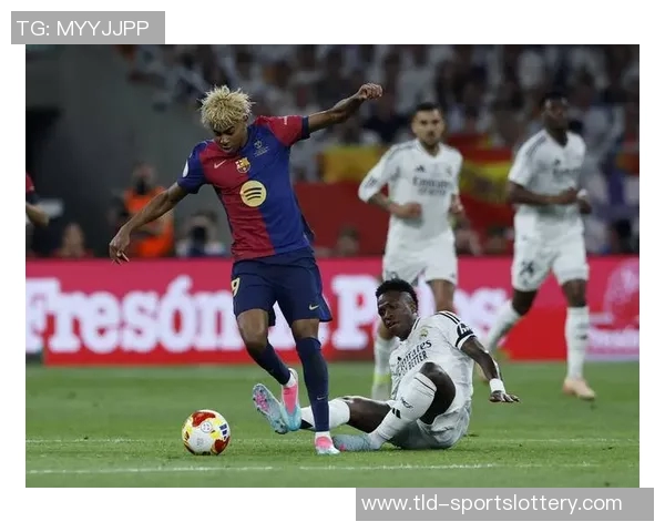 记者：亚马尔度假时与不是他女友的模特过夜，巴萨对此很不满